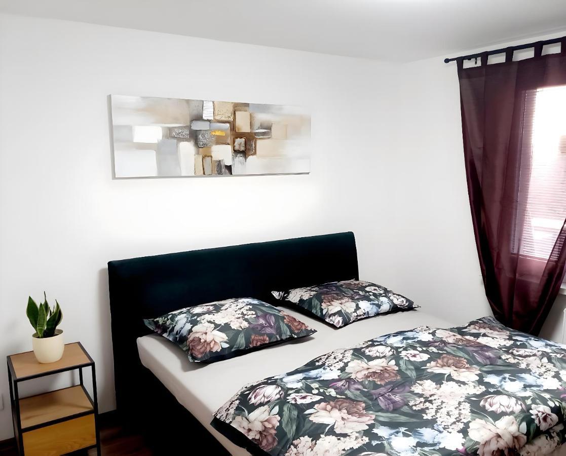 Stylovy Apartman V Samorine Luaran gambar